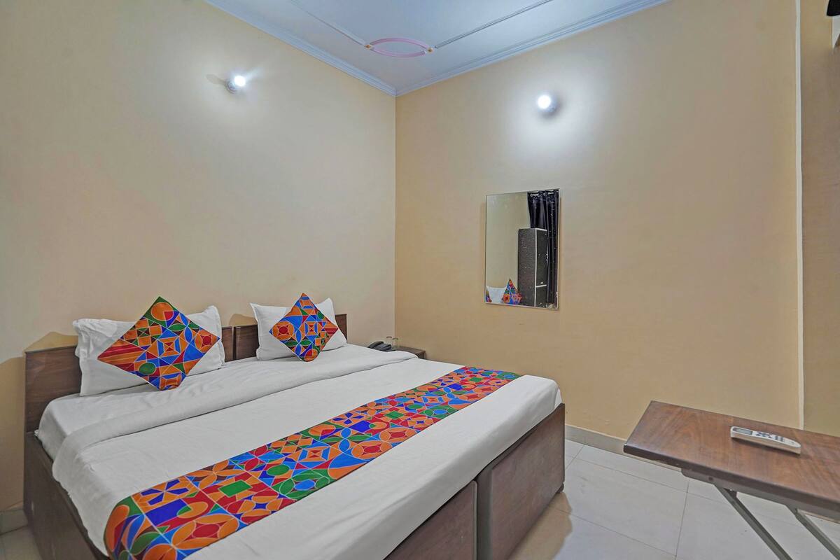 Deluxe Room | Egyptian cotton sheets, premium bedding, in-room safe, WiFi (free)