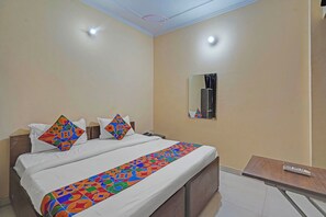 Egyptian cotton sheets, premium bedding, in-room safe, free WiFi - Fabhotel Hare Rama (Karchana)