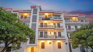 Un hôtel à plusieurs étages doté de balcons, une enseigne indiquant « Hôtel Crescent » et arborant la marque « FabHotels ».