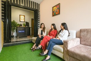 Coin salon dans le hall