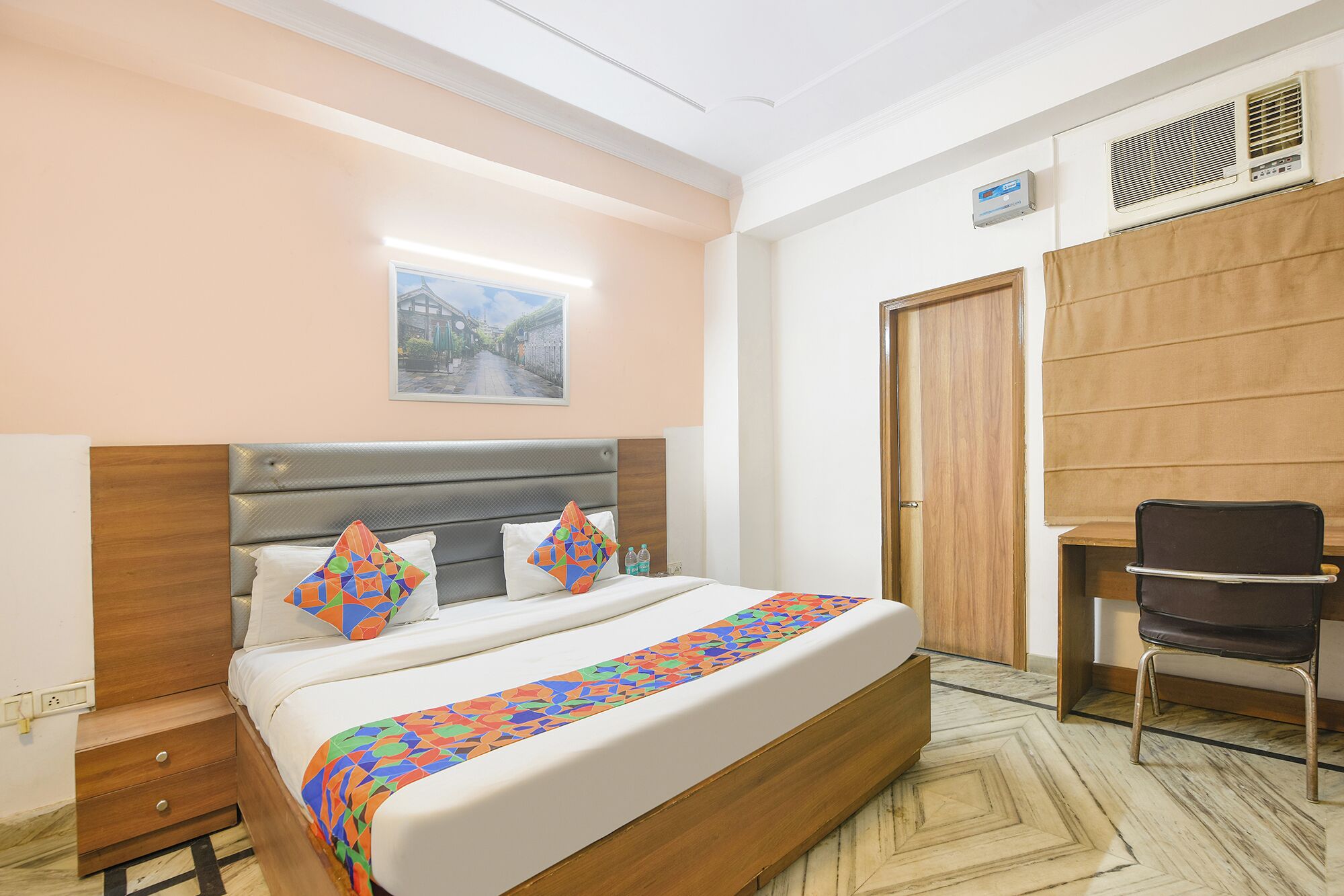 ملاءات من القطن المصري وأغطية فراش متميزة وخزنة داخل الغرفة