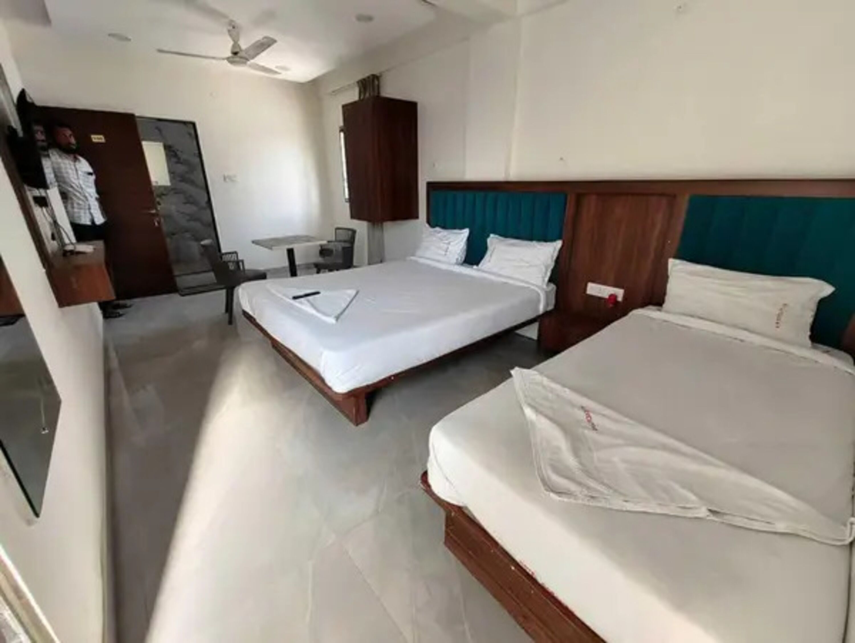 ملاءات من القطن المصري وأغطية فراش متميزة وخزنة داخل الغرفة