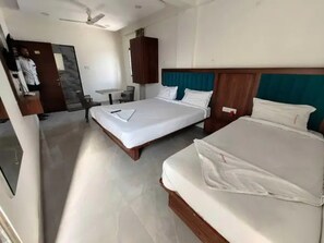 Egyptian cotton sheets, premium bedding, in-room safe, free WiFi