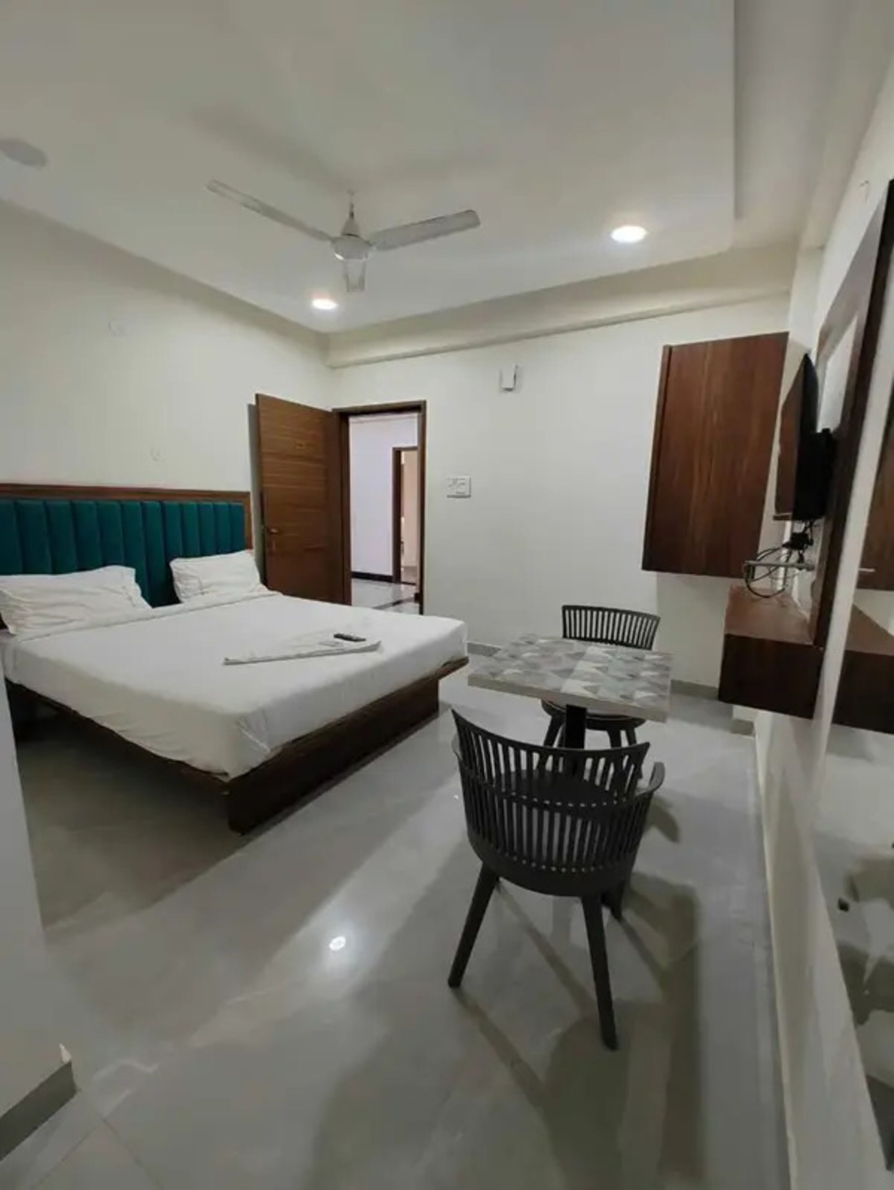 Egyptian cotton sheets, premium bedding, in-room safe, free WiFi