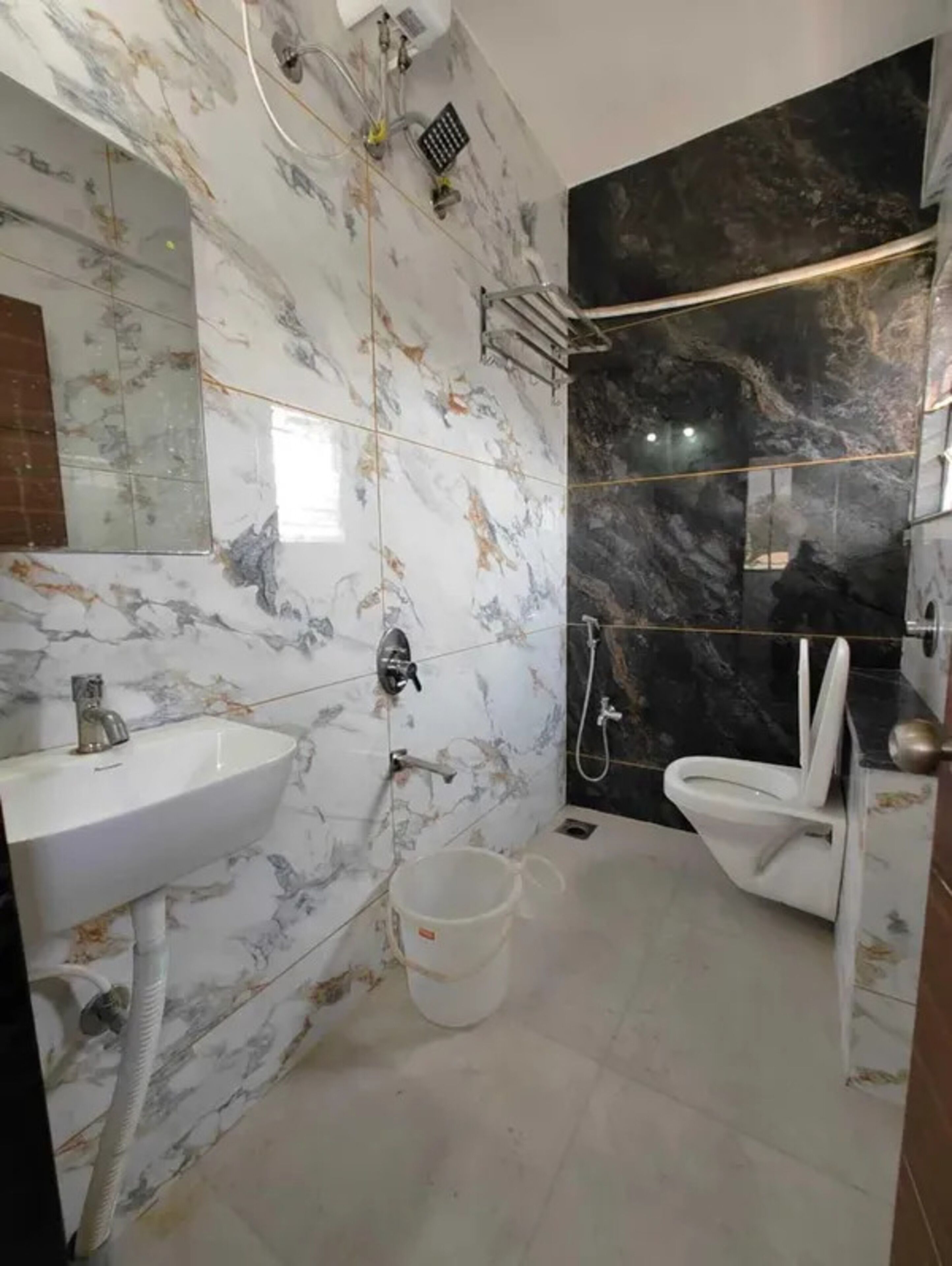 샤워 시설, 레인폴 샤워기, 무료 세면용품, 타월