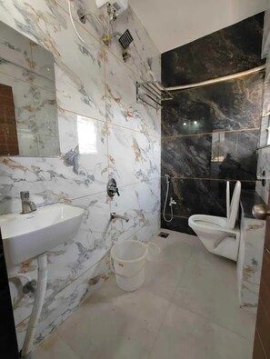 تجهيزات دش، دُش غزير، مستلزمات مجانية للعناية الشخصية، مناشف