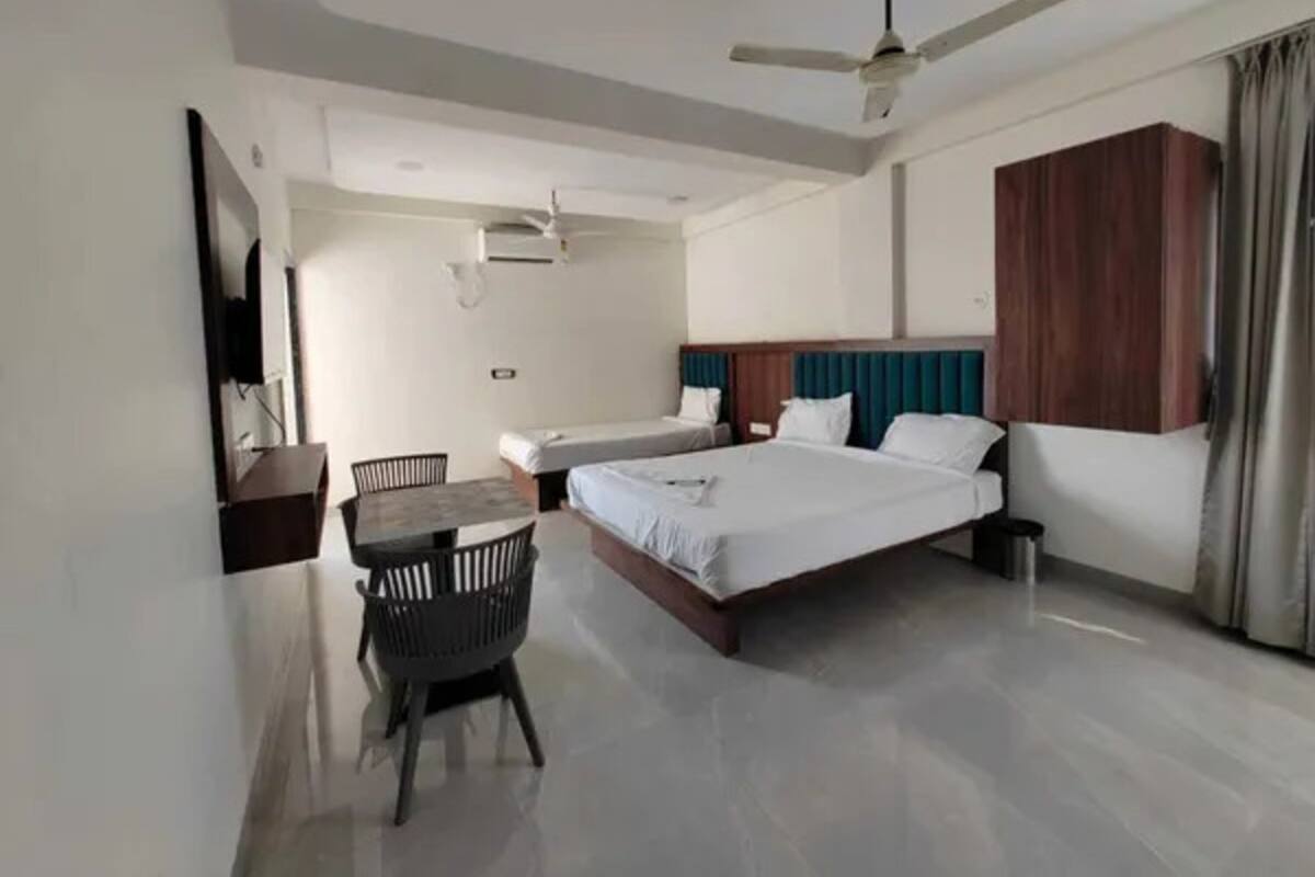 ملاءات من القطن المصري وأغطية فراش متميزة وخزنة داخل الغرفة