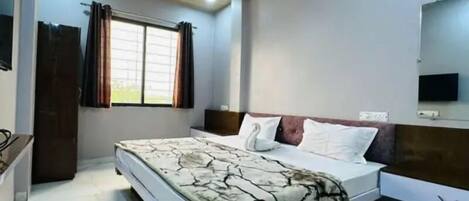 Deluxe Room | Egyptian cotton sheets, premium bedding, in-room safe, free WiFi
