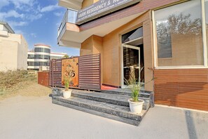 Property entrance - Fabhotel Varn Residency (Greater Noida)