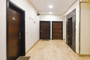 Lobby - FabHotel Monsella - Nr SHALBY International Hospitals, Golf Course Road Gurgaon (Gurugram)