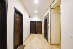 Lobby - FabHotel Monsella - Nr SHALBY International Hospitals, Golf Course Road Gurgaon (Gurugram)