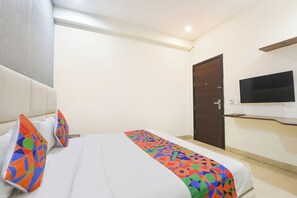 Egyptian cotton sheets, premium bedding, in-room safe, free WiFi - FabHotel Monsella - Nr SHALBY International Hospitals, Golf Course Road Gurgaon (Gurugram)