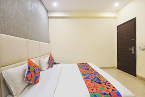 Egyptian cotton sheets, premium bedding, in-room safe, free WiFi - Fabhotel Monsella (Gurugram)