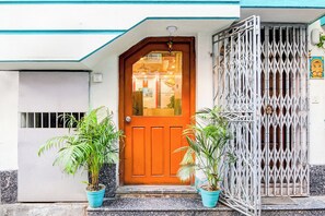 Property entrance - Fabhotel Royal Plaza (Kolkata)