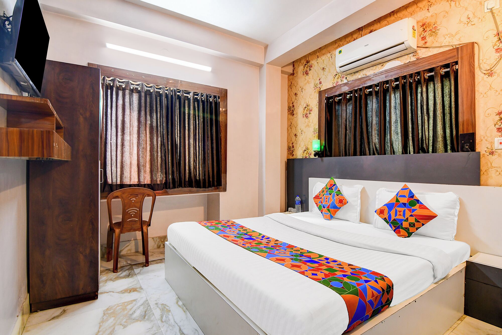 Egyptian cotton sheets, premium bedding, in-room safe, free WiFi