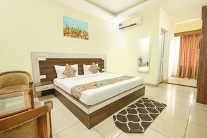 ملاءات من القطن المصري وأغطية فراش متميزة وخزنة داخل الغرفة