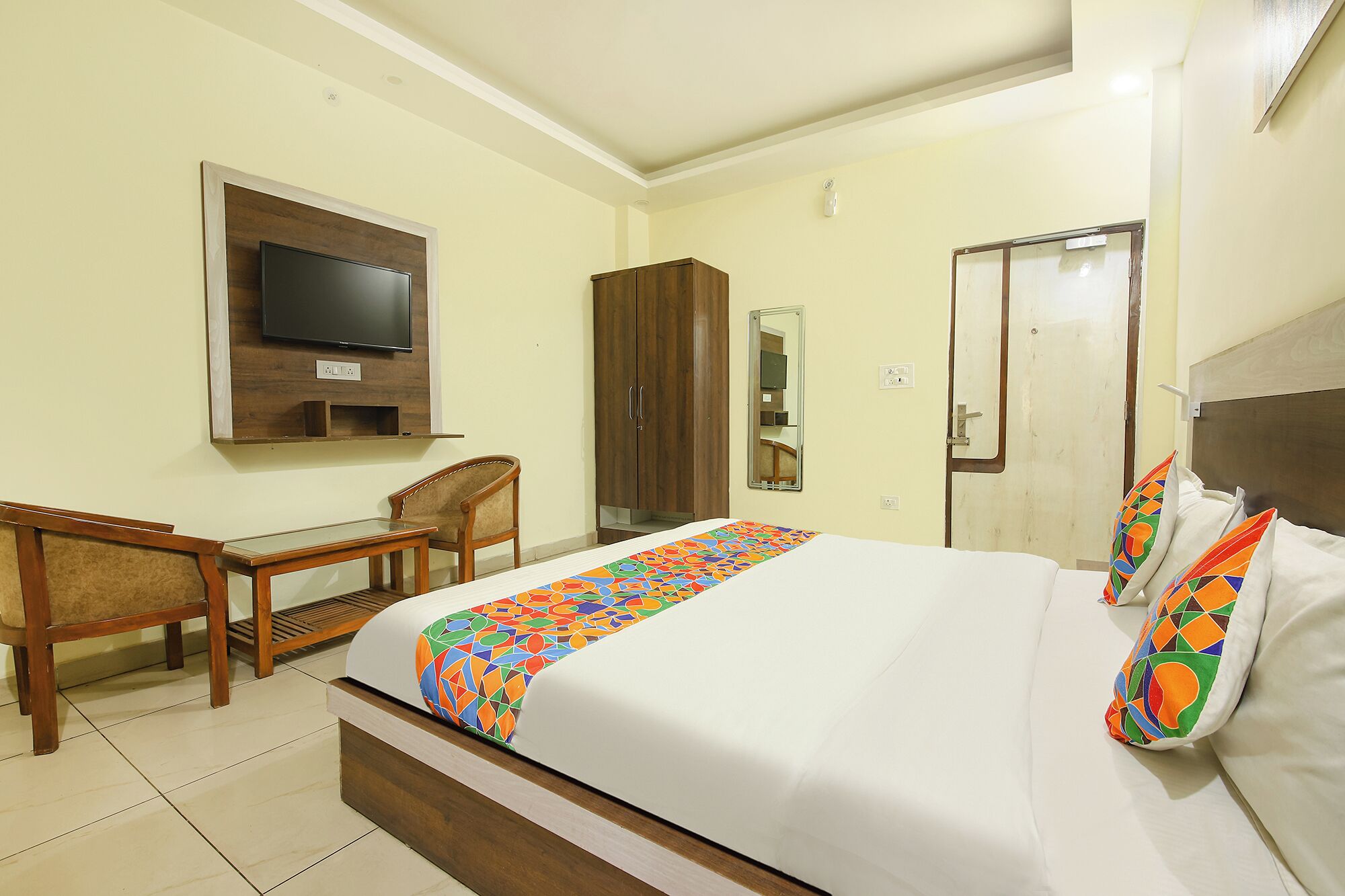 ملاءات من القطن المصري وأغطية فراش متميزة وخزنة داخل الغرفة