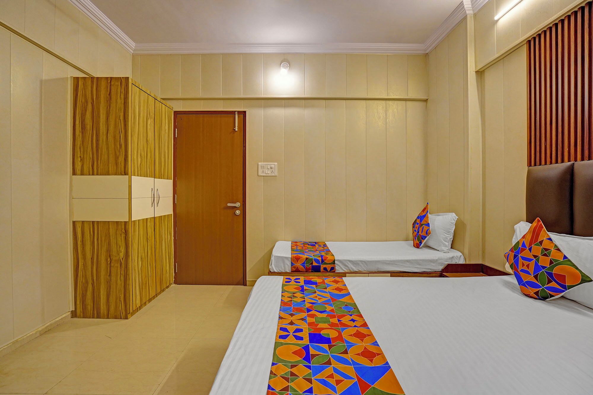 ملاءات من القطن المصري وأغطية فراش متميزة وخزنة داخل الغرفة