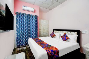 ملاءات من القطن المصري وأغطية فراش متميزة وخزنة داخل الغرفة