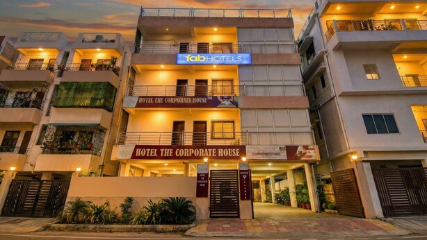 Un hotel de varios pisos con balcones y un letrero que dice 'Hotel The Corporate House'.