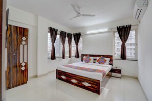 Deluxe kamer | Lakens van Egyptisch katoen, luxe beddengoed, een kluis op de kamer