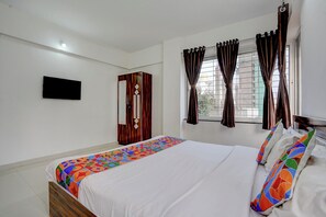 Egyptian cotton sheets, premium bedding, in-room safe, free WiFi - Fabhotel Amber Palace (Pune)