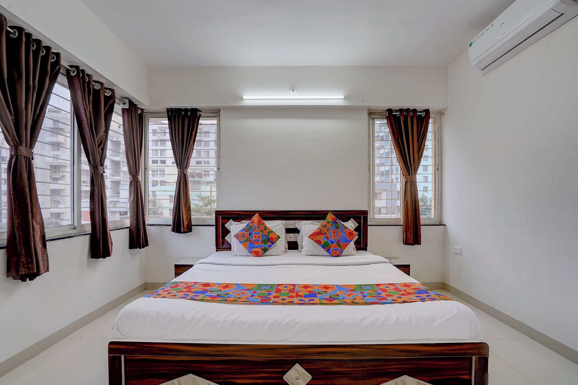 华丽客房 | 埃及棉床单、高档床上用品、客房内保险箱、免费 WiFi