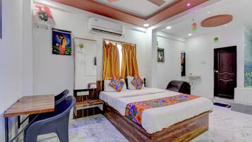 Egyptian cotton sheets, premium bedding, in-room safe, free WiFi