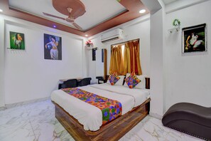 Egyptian cotton sheets, premium bedding, in-room safe, free WiFi