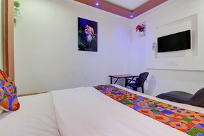 ملاءات من القطن المصري وأغطية فراش متميزة وخزنة داخل الغرفة