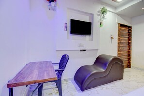 Egyptian cotton sheets, premium bedding, in-room safe, free WiFi - Fabhotel Anandi Inn (Rajgurunagar)