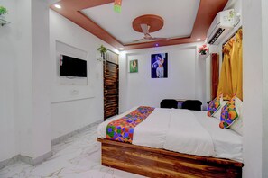 Egyptian cotton sheets, premium bedding, in-room safe, free WiFi - Via Anandi Inn (Rajgurunagar)