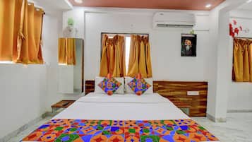 ملاءات من القطن المصري وأغطية فراش متميزة وخزنة داخل الغرفة