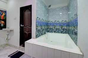 Shower, rainfall showerhead, free toiletries, towels - Via Anandi Inn (Rajgurunagar)