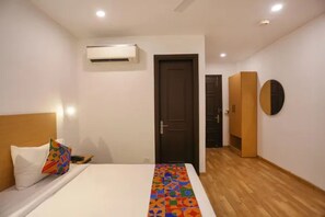 Egyptian cotton sheets, premium bedding, in-room safe, free WiFi - Fabhotel Sun Lodge (Pune)