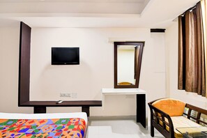 Egyptian cotton sheets, premium bedding, in-room safe, free WiFi - Fabhotel Park Street Inn (Ranchi)