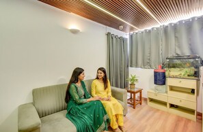 Lobby sitting area - Fabhotel Wild Wings Gachibowli (Hyderabad)
