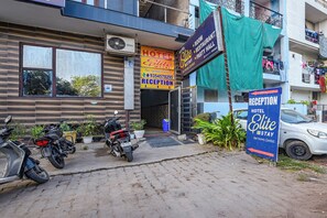 Property entrance - Fabhotel Elite Stay (Gurugram)
