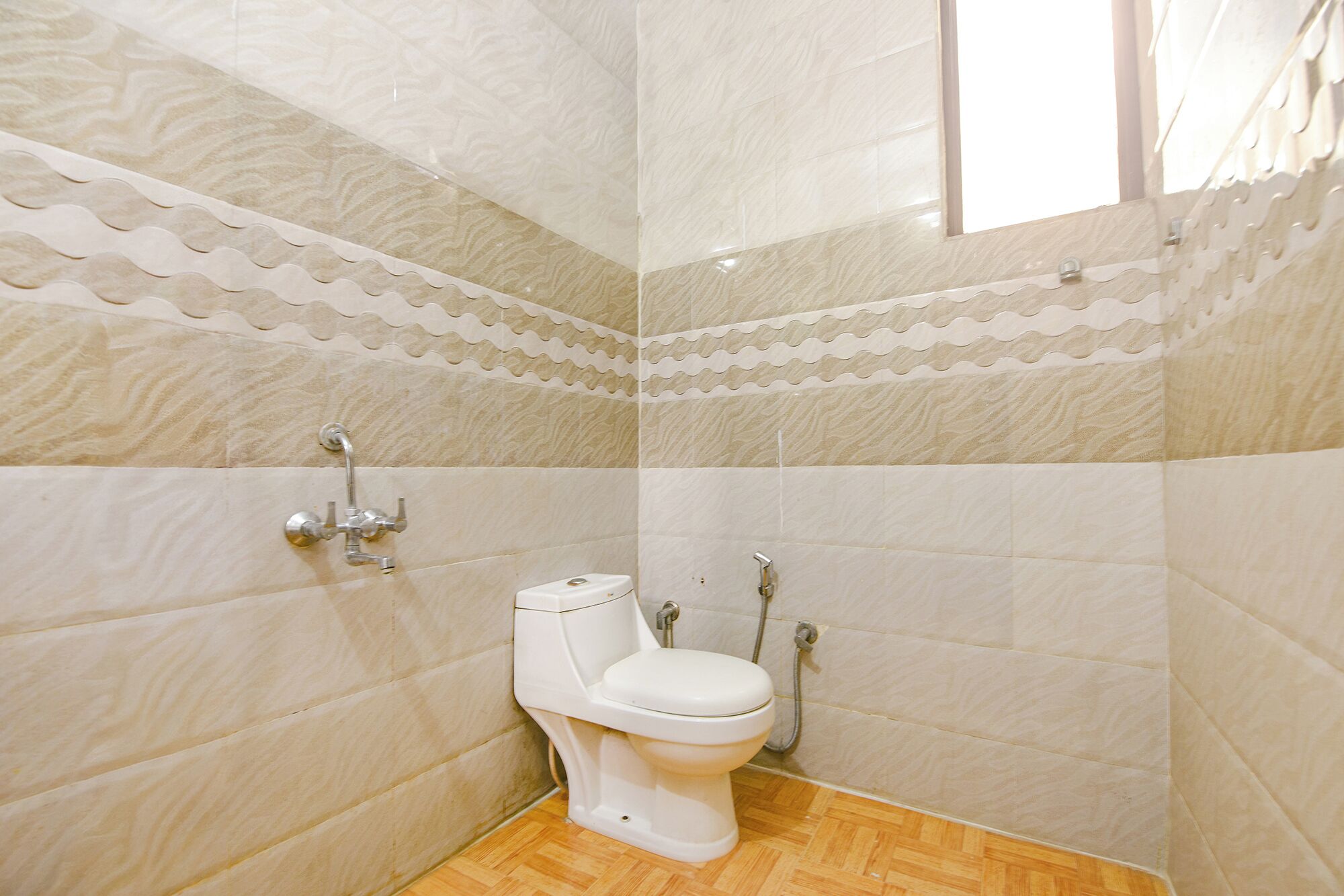 Dusche, Regendusche, kostenlose Toilettenartikel, Handtücher