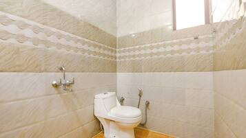 Shower, rainfall showerhead, free toiletries, towels