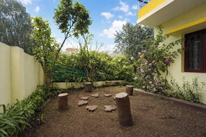 View from property - Via Yellow Mist Home Stay (Kodaikanal)