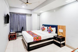 Egyptian cotton sheets, premium bedding, in-room safe, free WiFi - Fabhotel Anjani (Ahmedabad)