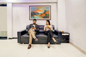 Lobby sitting area - Fabhotel Anjani (Ahmedabad)
