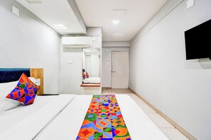 Egyptian cotton sheets, premium bedding, in-room safe, free WiFi - Fabhotel Anjani (Ahmedabad)