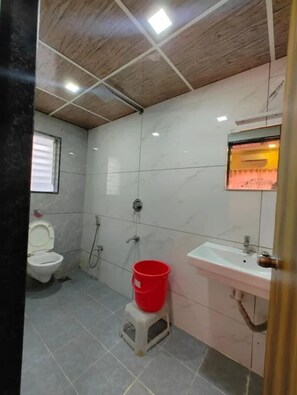 Dusche, Regendusche, kostenlose Toilettenartikel, Handtücher