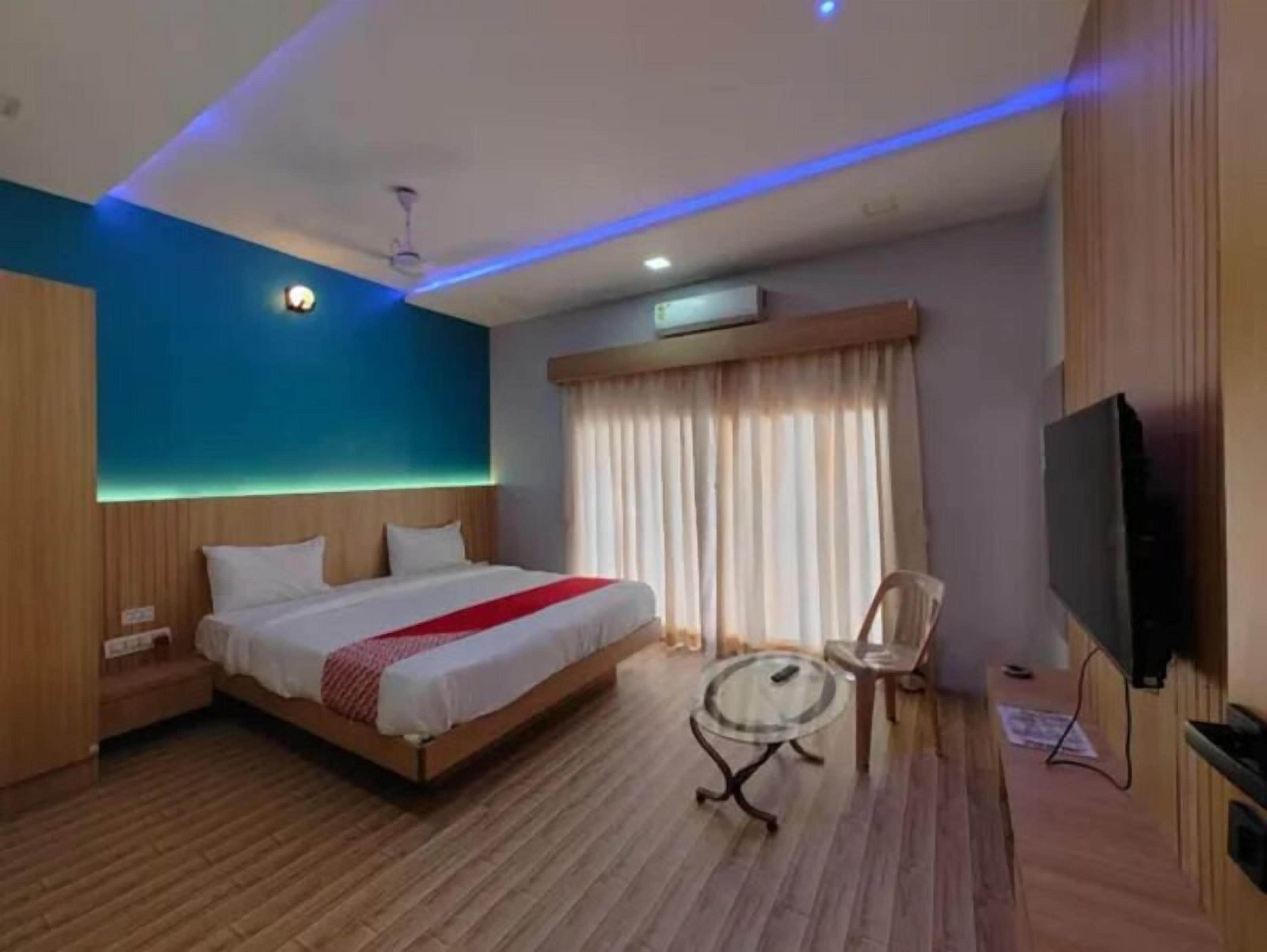 Egyptian cotton sheets, premium bedding, in-room safe, free WiFi