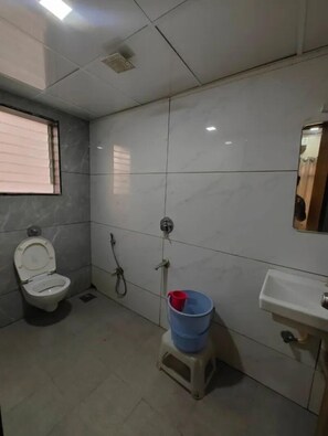 Quarto luxo | Banheiro | Chuveiro, chuveiro com efeito de chuva, produtos de toalete grátis 