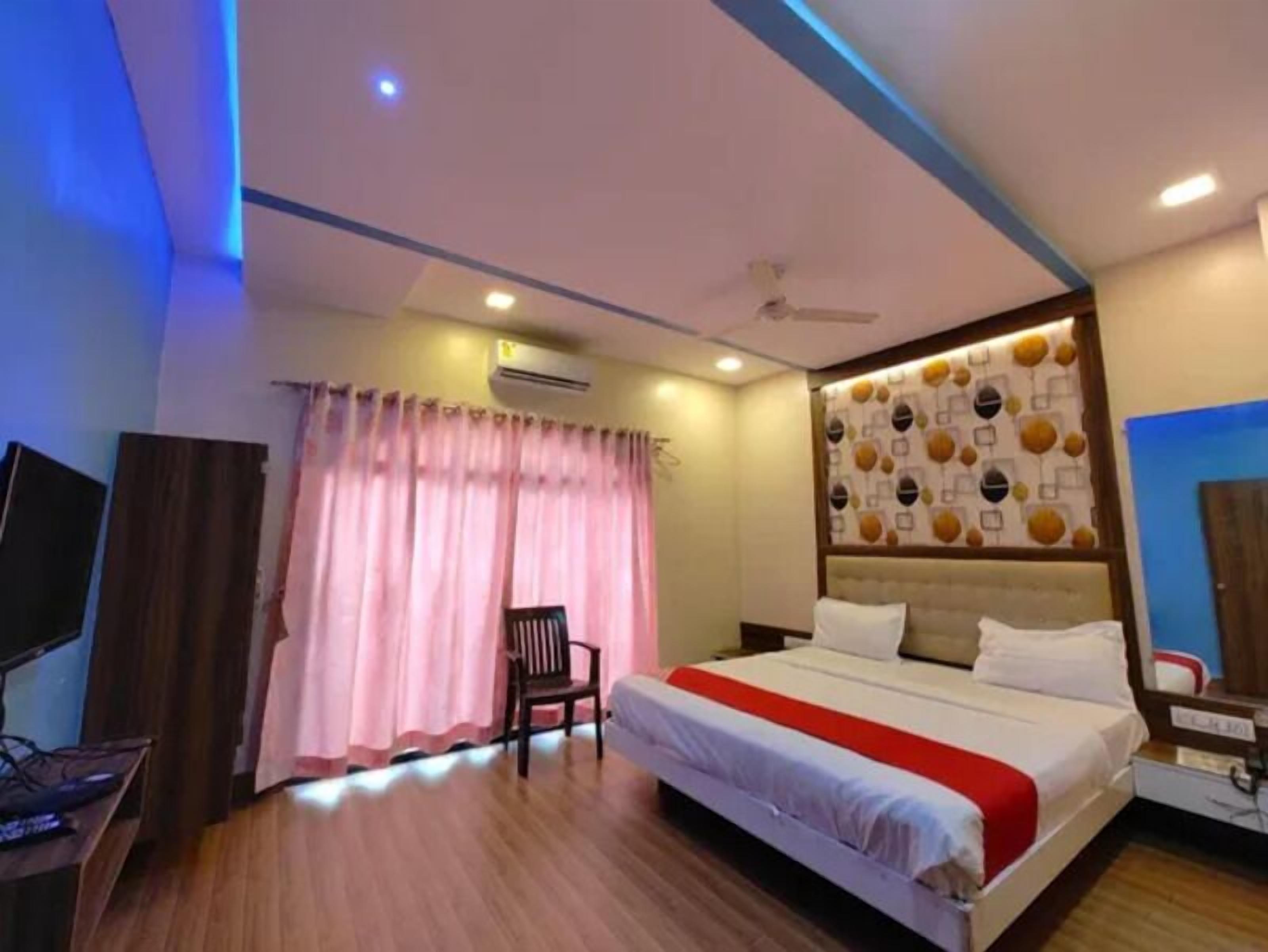 Egyptian cotton sheets, premium bedding, in-room safe, free WiFi