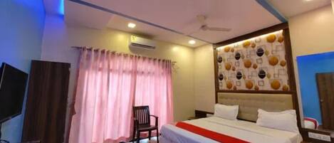 Egyptian cotton sheets, premium bedding, in-room safe, free WiFi