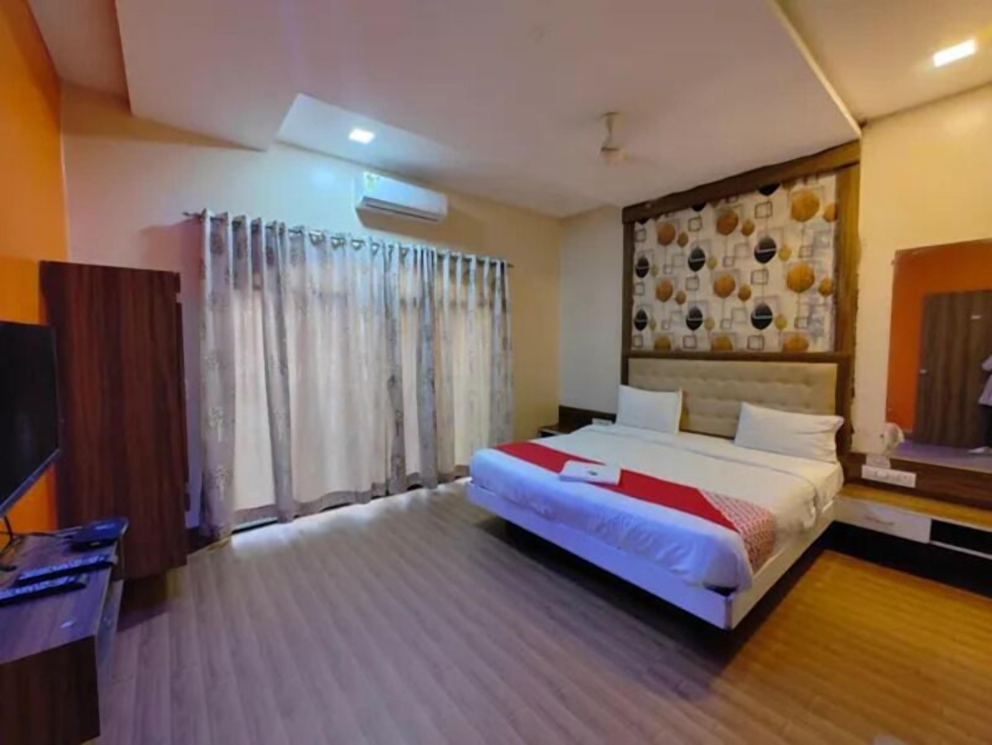 Egyptian cotton sheets, premium bedding, in-room safe, free WiFi